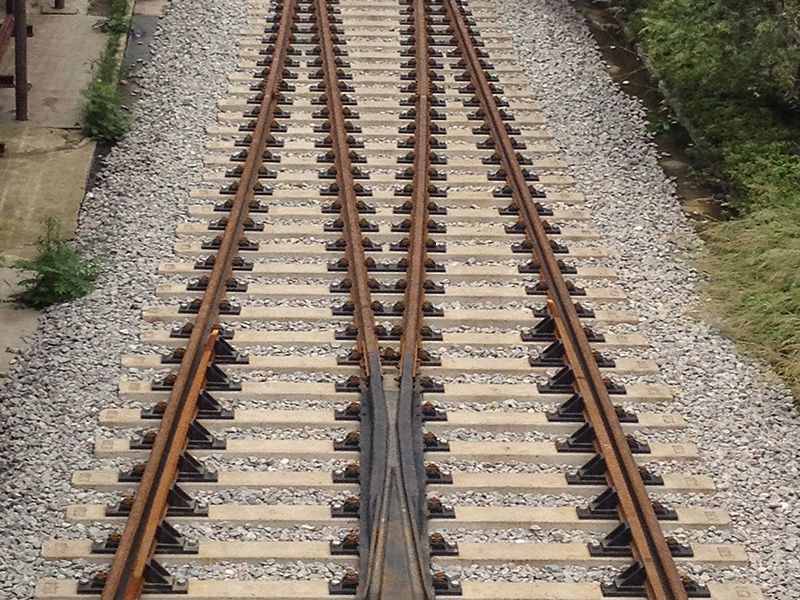 密密麻麻的火車軌道，為什么司機不會開道岔？
